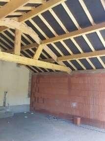 Charpente et murs en brique de l’extension en cours de travaux