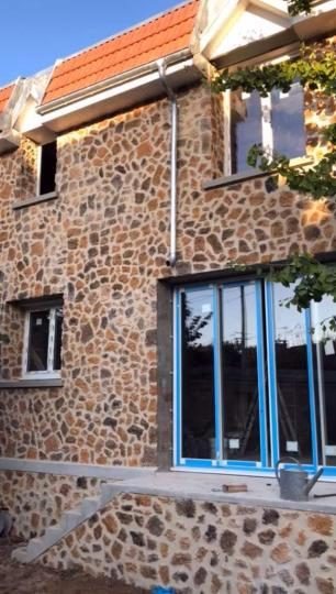 Extension en meulière pendant le chantier, pose des menuiseries