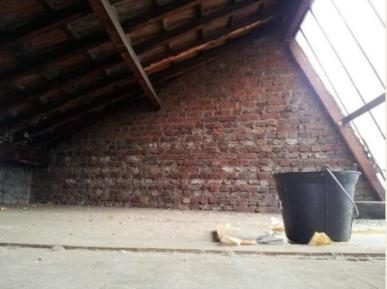 Mur en brique existant pendant le chantier de surélévation