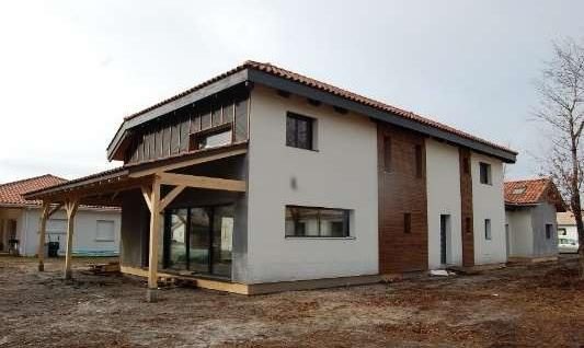 Maison en cours de travaux, charpente bois et toitures en tuile
