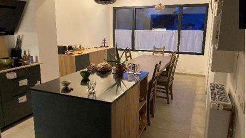 Cuisine prolongée par l’espace repas de l’extension