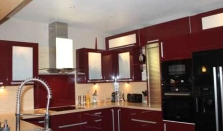 Cuisine équipée rouge laqué avec hotte inox