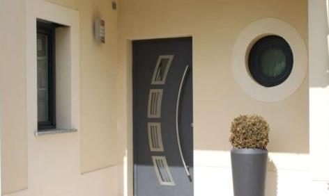 Porte d’entrée anthracite et œil-de-bœuf en façade