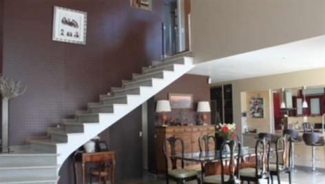 Escalier et salle à manger ouverts sur le séjour