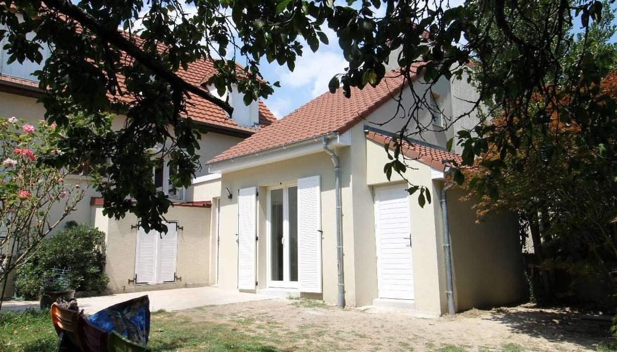 Extension enduite sous toiture en tuiles côté jardin, Morangis
