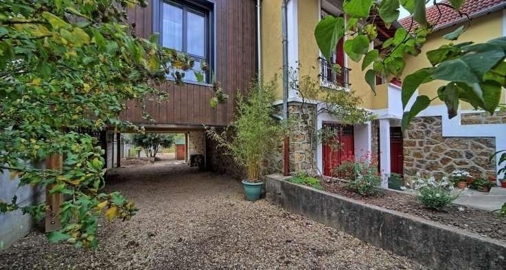 Extension construite sur pilotis, passage libre en dessous