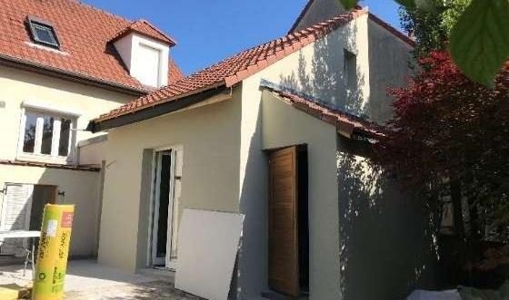 Extension terminée avec porte-fenêtre et toiture en tuiles