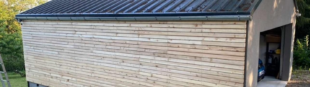 Façade en bardage bois horizontal et toiture bac acier anthracite du garage