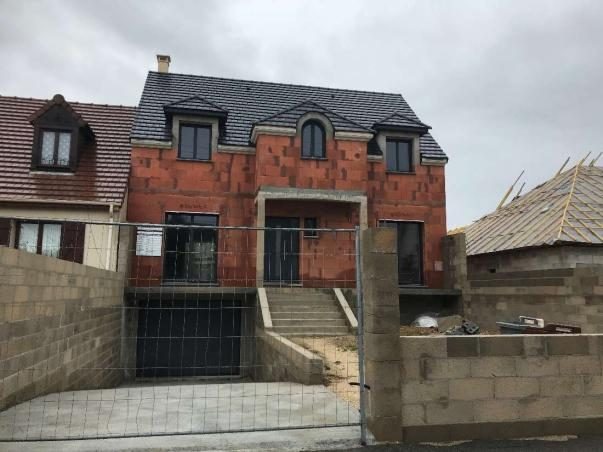 Maison en cours de construction au stade du gros œuvre