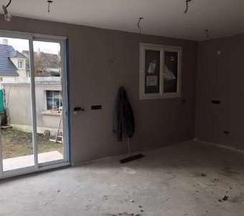 Pièce de l’extension ouverte sur le jardin par une baie vitrée
