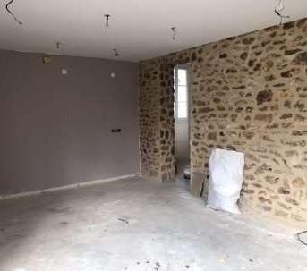 Pièce de l’extension avec mur en meulière apparent