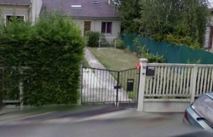 Maison en retrait de la rue avant la construction de l’extension