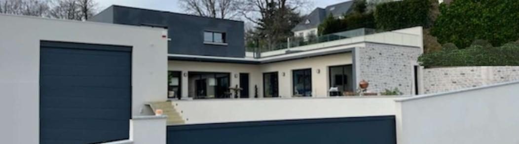 Façade côté rue avec portail et porte de garage anthracite