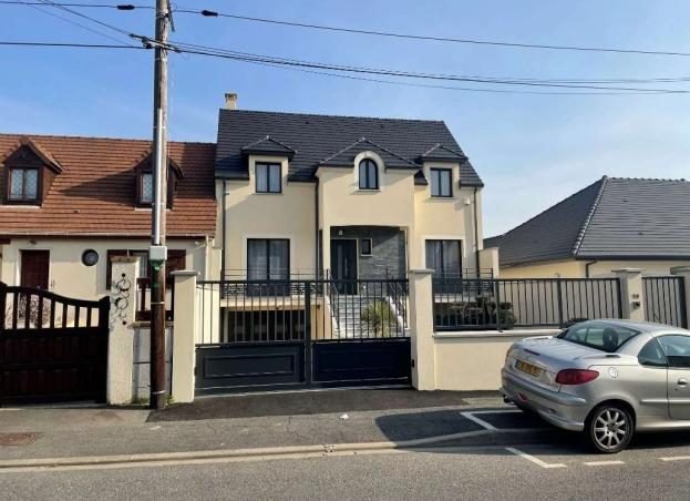 Façade sur rue de la maison achevée entre les maisons voisines