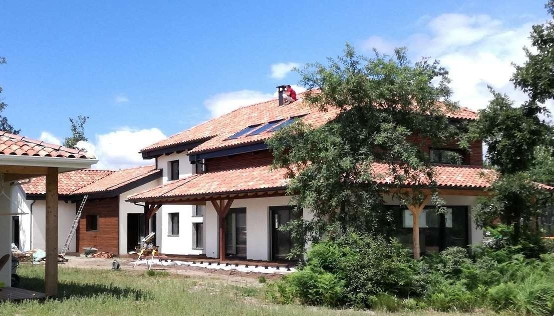 Maison landaise contemporaine à Sanguinet, toitures en tuile et terrasse couverte