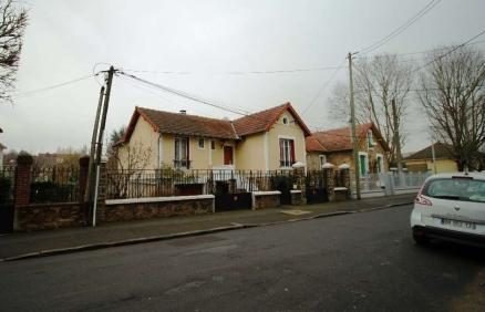 Maison en enduit et meulière avant les travaux d’extension