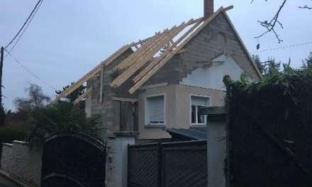 Nouvelle charpente de la rehausse en cours de montage