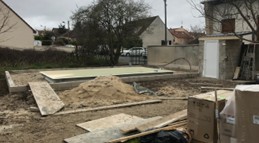 Bassin de piscine posé pendant le chantier